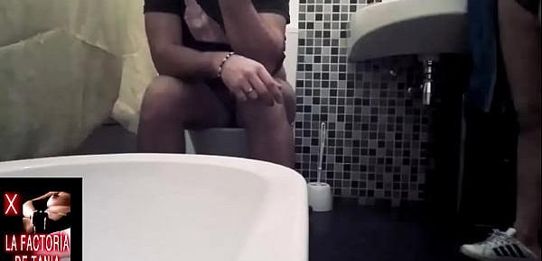  Gitana en el baño haciendo sus cosas termina follada contra el wc